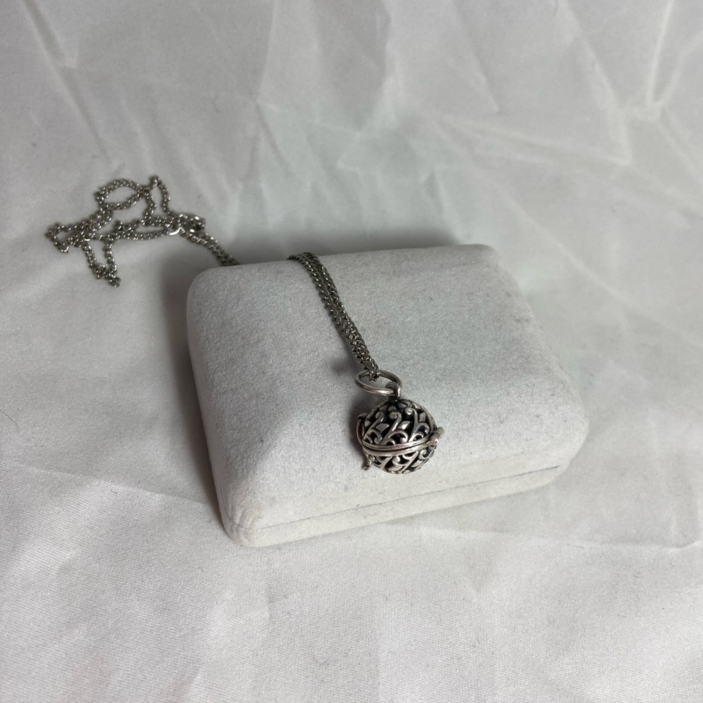 Elegant Silver Pendant Necklace